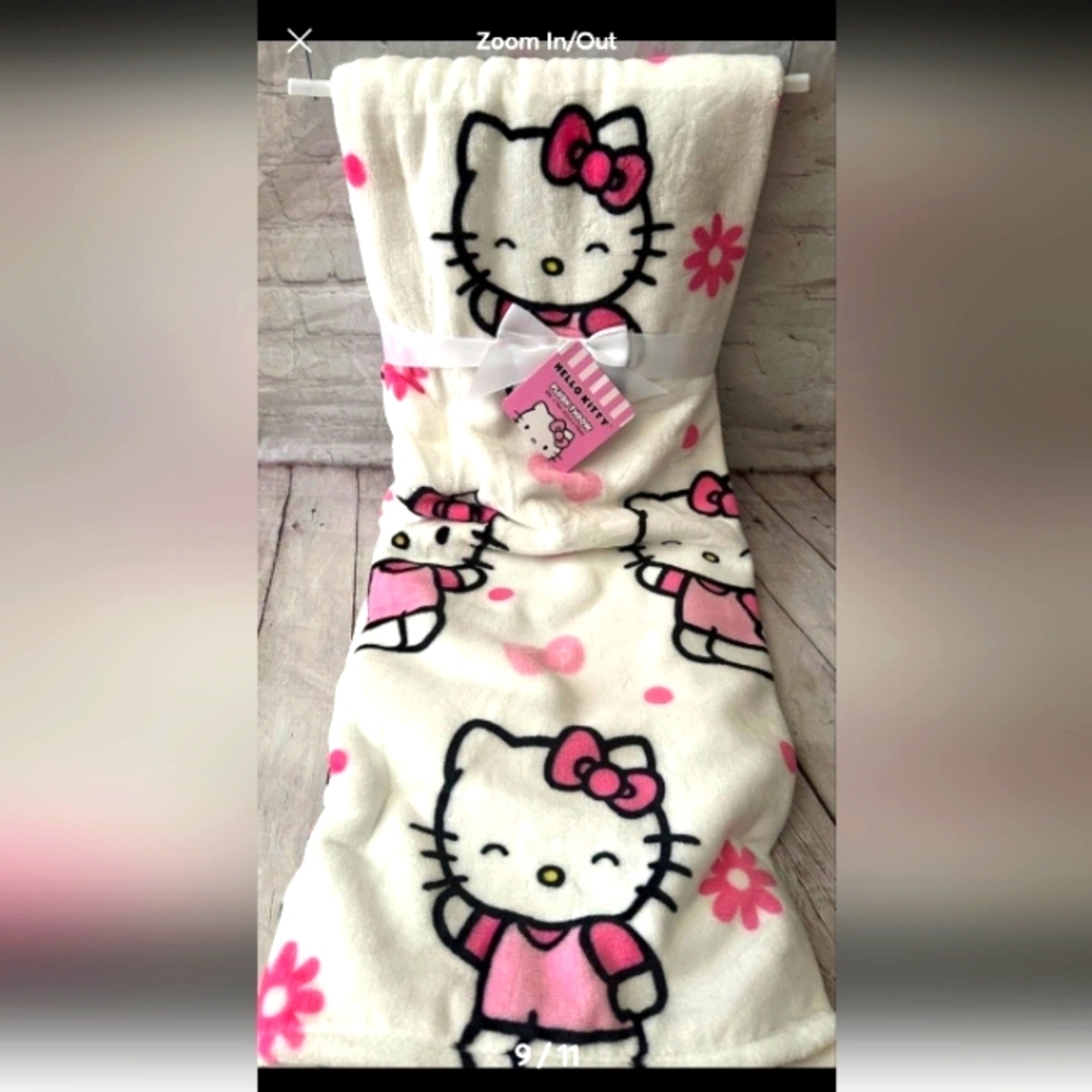 Hello kitty flower throw 50x70 in BNWT VHTF RARE